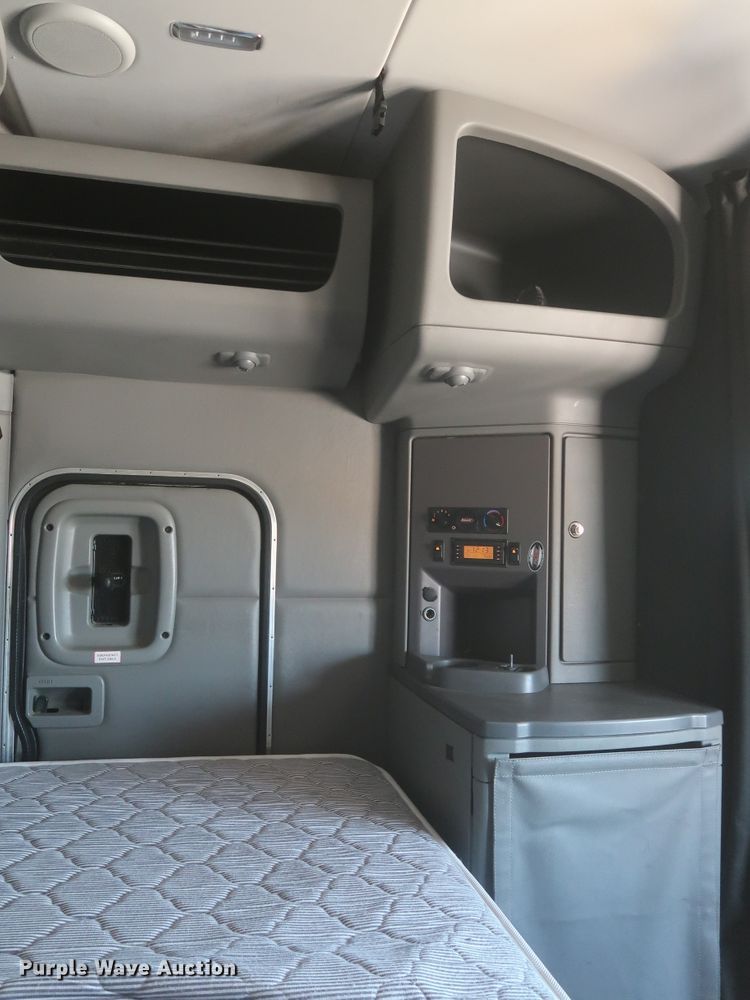 image for item IO9192 2016 Peterbilt 579  semi truck