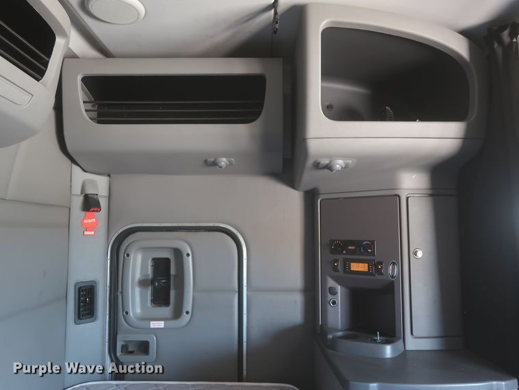 image for item IO9192 2016 Peterbilt 579  semi truck