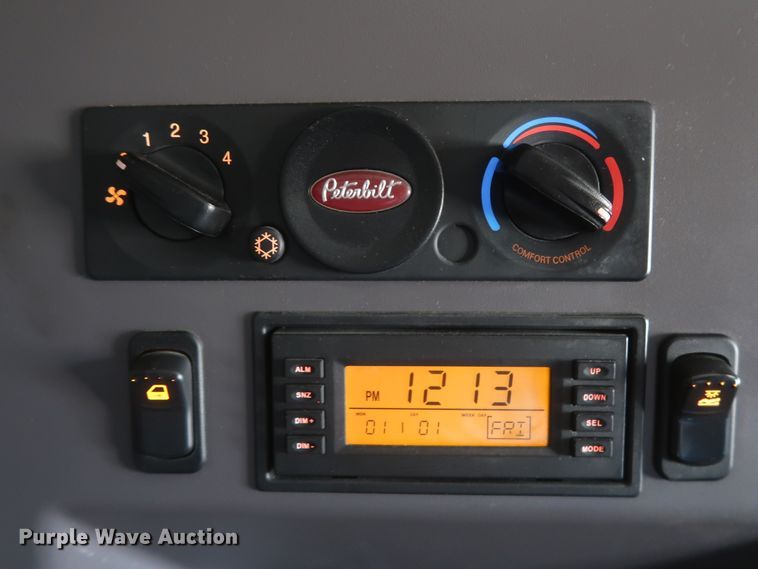 image for item IO9192 2016 Peterbilt 579  semi truck