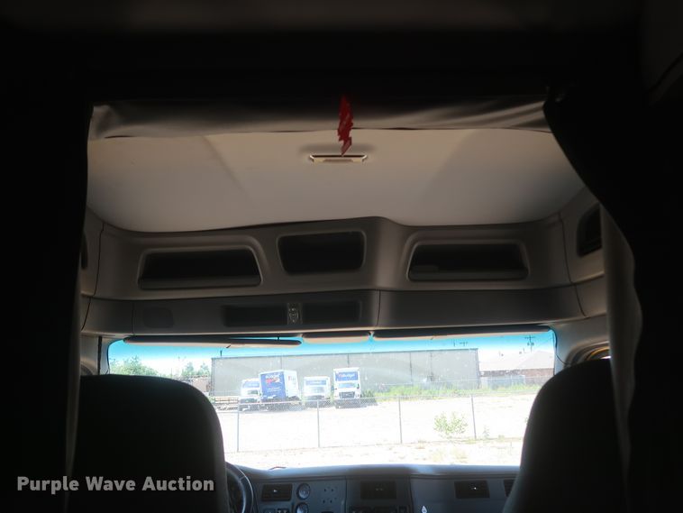 image for item IO9192 2016 Peterbilt 579  semi truck