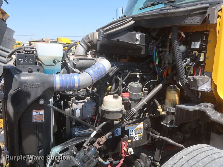 image for item IO9192 2016 Peterbilt 579  semi truck