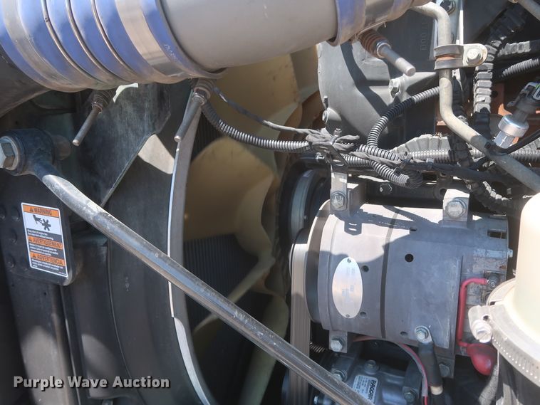 image for item IO9192 2016 Peterbilt 579  semi truck