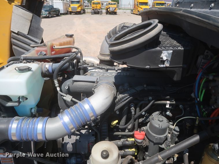 image for item IO9192 2016 Peterbilt 579  semi truck