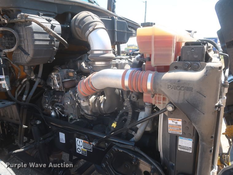 image for item IO9192 2016 Peterbilt 579  semi truck