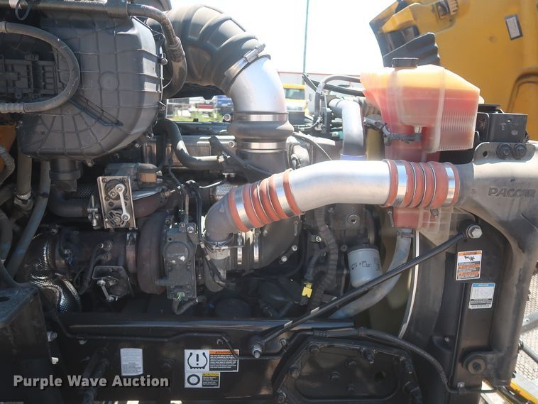 image for item IO9192 2016 Peterbilt 579  semi truck