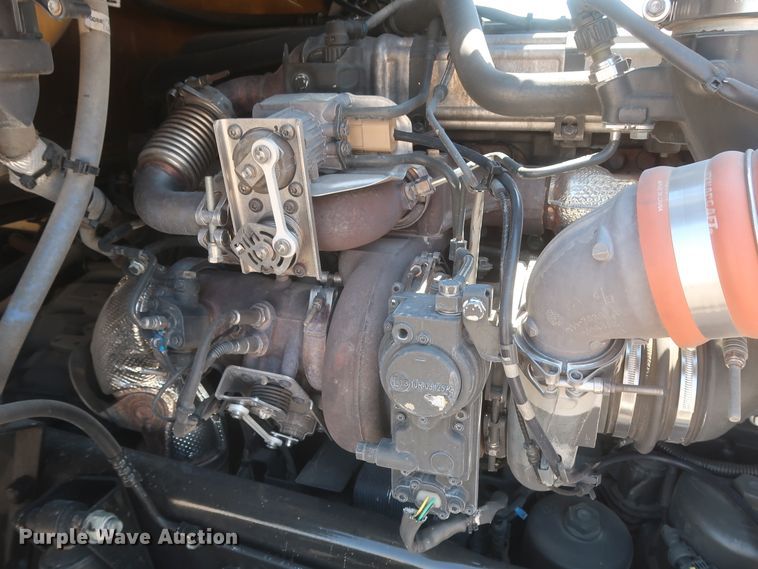 image for item IO9192 2016 Peterbilt 579  semi truck