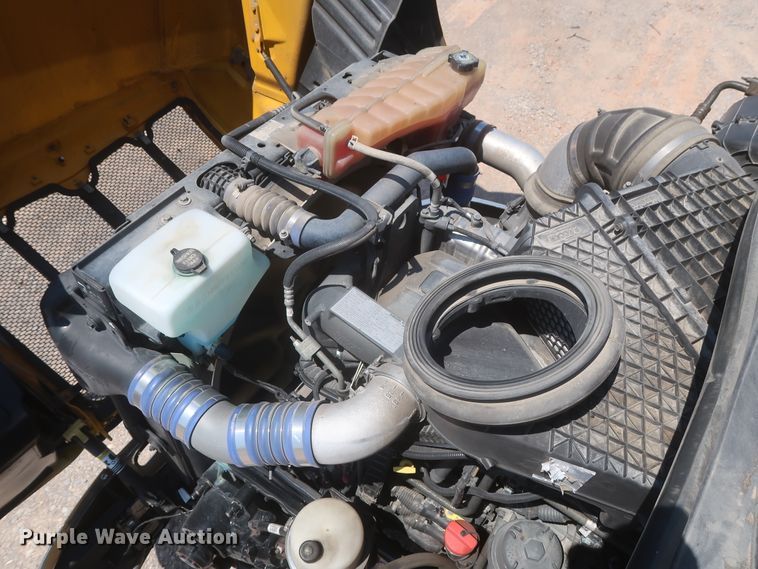 image for item IO9192 2016 Peterbilt 579  semi truck