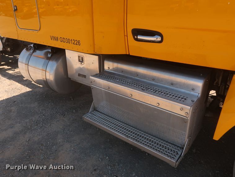 image for item IO9192 2016 Peterbilt 579  semi truck