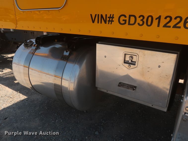 image for item IO9192 2016 Peterbilt 579  semi truck