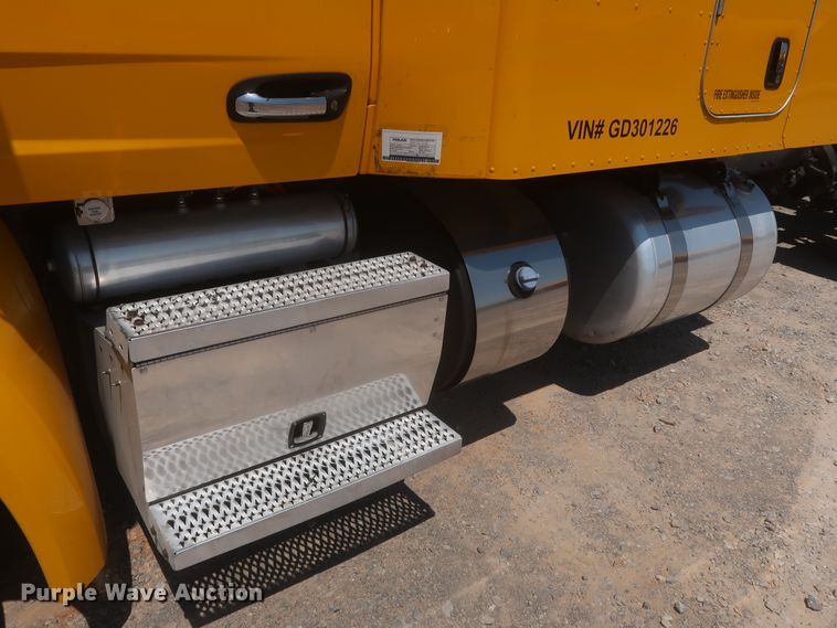 image for item IO9192 2016 Peterbilt 579  semi truck