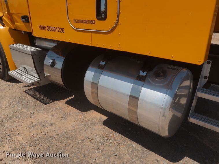 image for item IO9192 2016 Peterbilt 579  semi truck