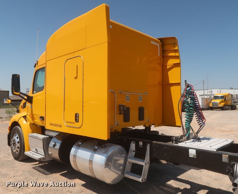 image for item IO9192 2016 Peterbilt 579  semi truck