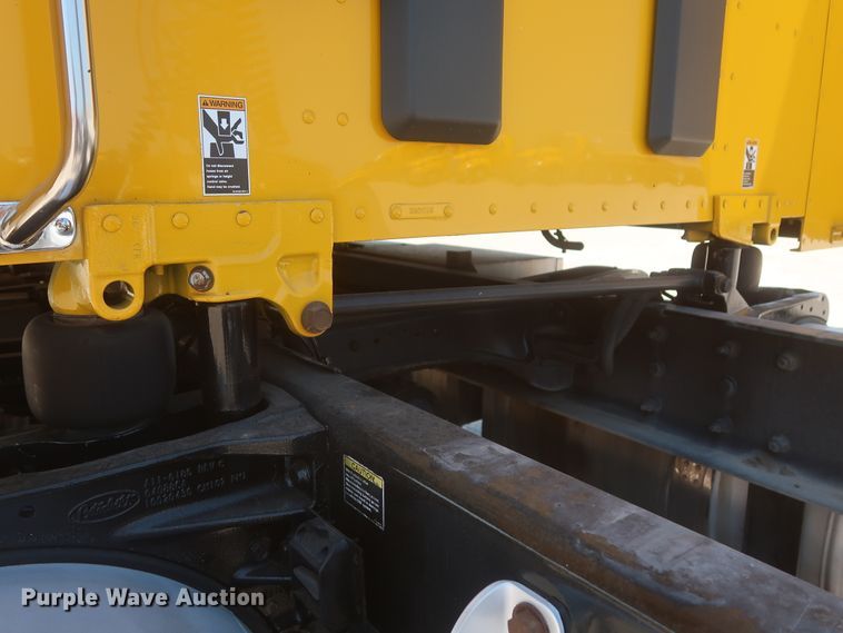 image for item IO9192 2016 Peterbilt 579  semi truck