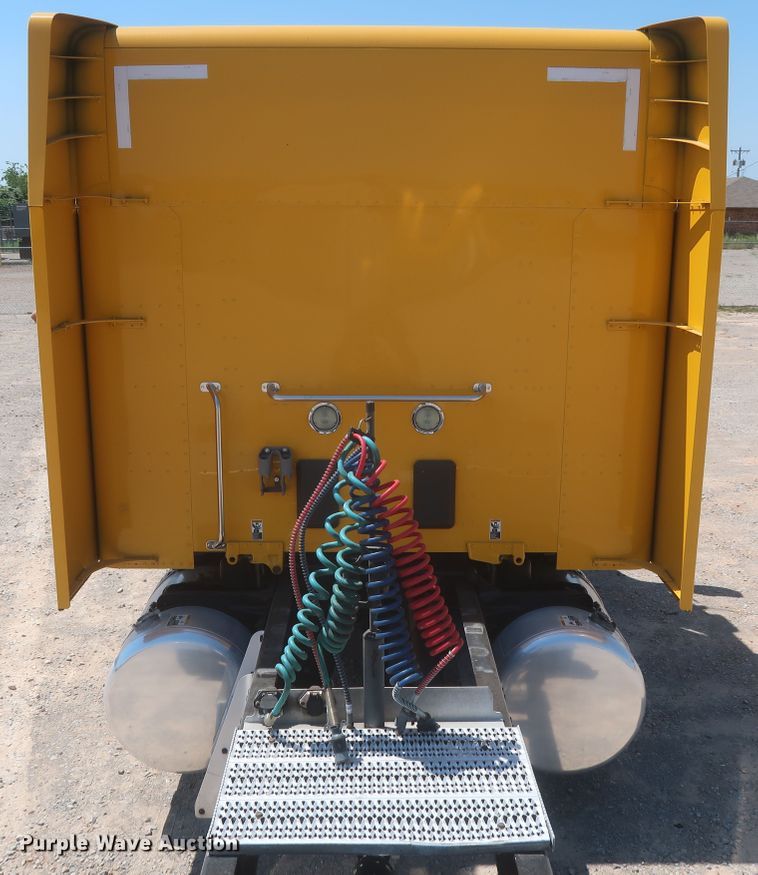 image for item IO9192 2016 Peterbilt 579  semi truck