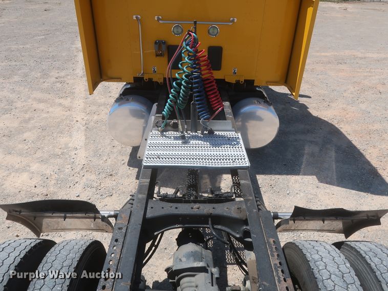 image for item IO9192 2016 Peterbilt 579  semi truck