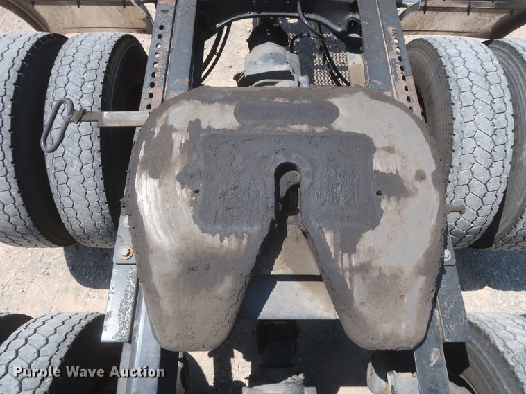 image for item IO9192 2016 Peterbilt 579  semi truck