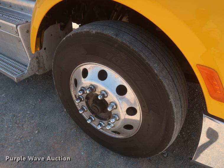 image for item IO9192 2016 Peterbilt 579  semi truck