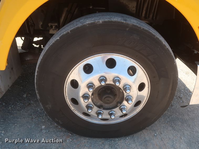 image for item IO9192 2016 Peterbilt 579  semi truck