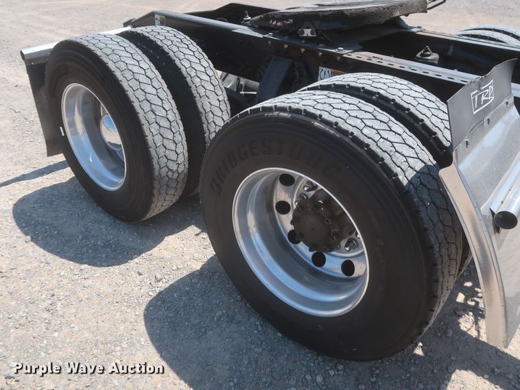 image for item IO9192 2016 Peterbilt 579  semi truck