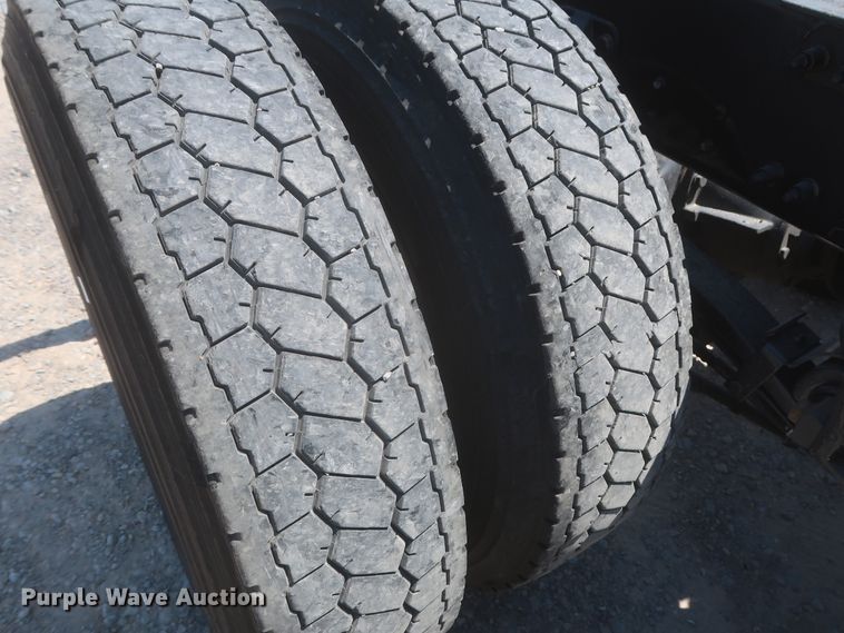 image for item IO9192 2016 Peterbilt 579  semi truck