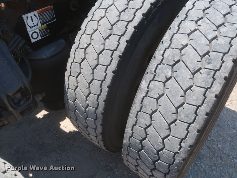 image for item IO9192 2016 Peterbilt 579  semi truck