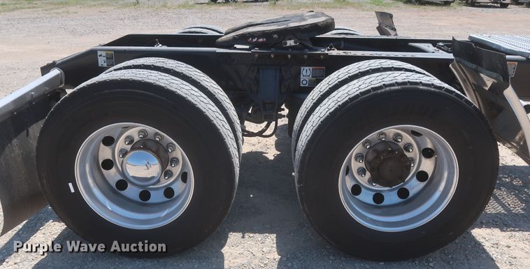 image for item IO9192 2016 Peterbilt 579  semi truck