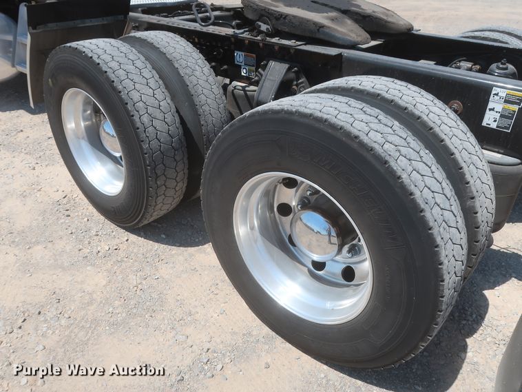 image for item IO9192 2016 Peterbilt 579  semi truck