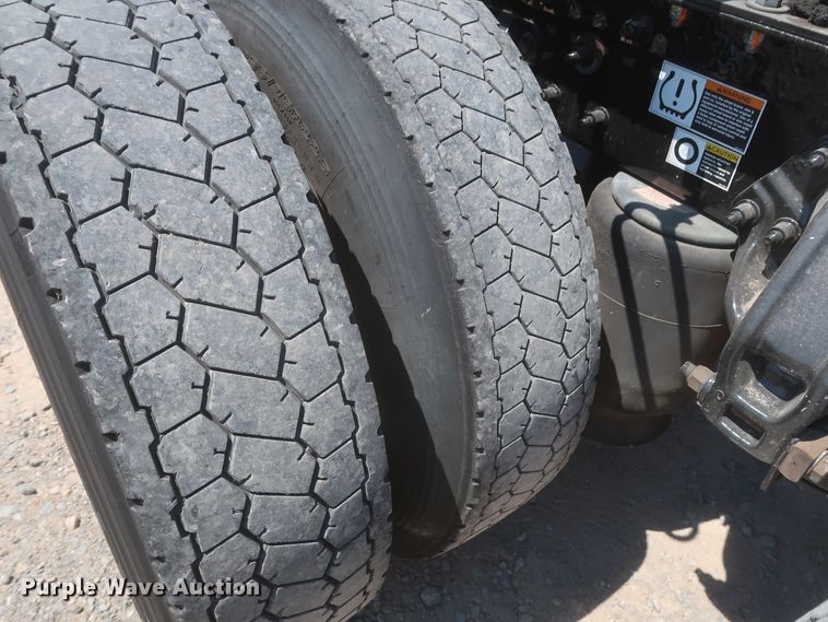 image for item IO9192 2016 Peterbilt 579  semi truck