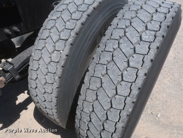 image for item IO9192 2016 Peterbilt 579  semi truck