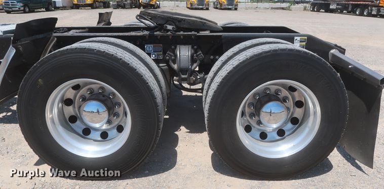 image for item IO9192 2016 Peterbilt 579  semi truck