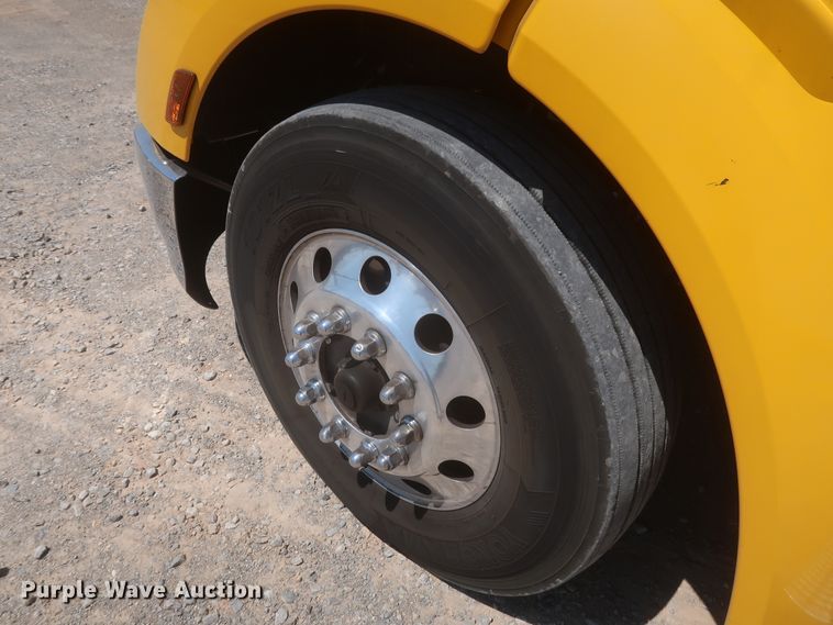 image for item IO9192 2016 Peterbilt 579  semi truck