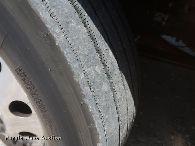 image for item IO9192 2016 Peterbilt 579  semi truck