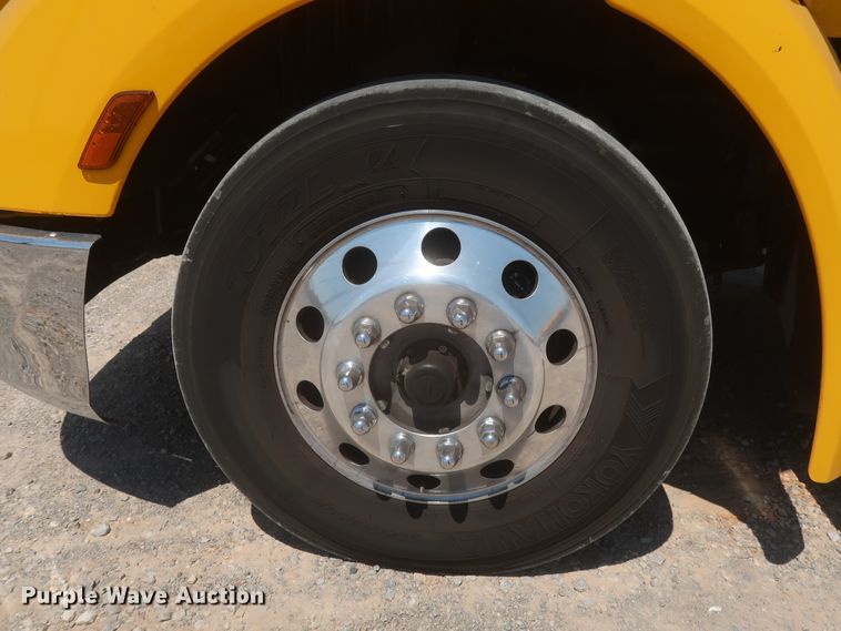 image for item IO9192 2016 Peterbilt 579  semi truck