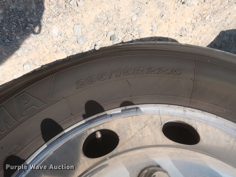 image for item IO9192 2016 Peterbilt 579  semi truck