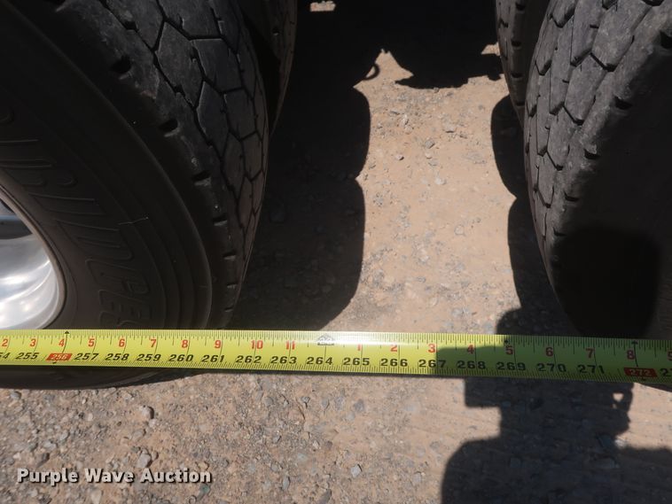 image for item IO9192 2016 Peterbilt 579  semi truck