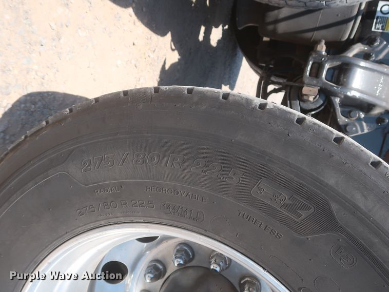 image for item IO9192 2016 Peterbilt 579  semi truck