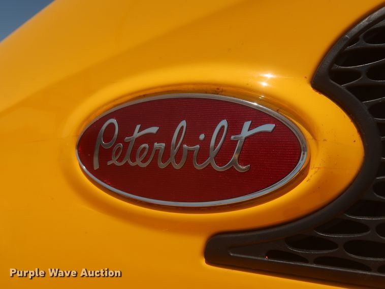 image for item IO9192 2016 Peterbilt 579  semi truck