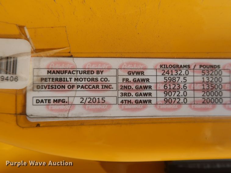 image for item IO9192 2016 Peterbilt 579  semi truck