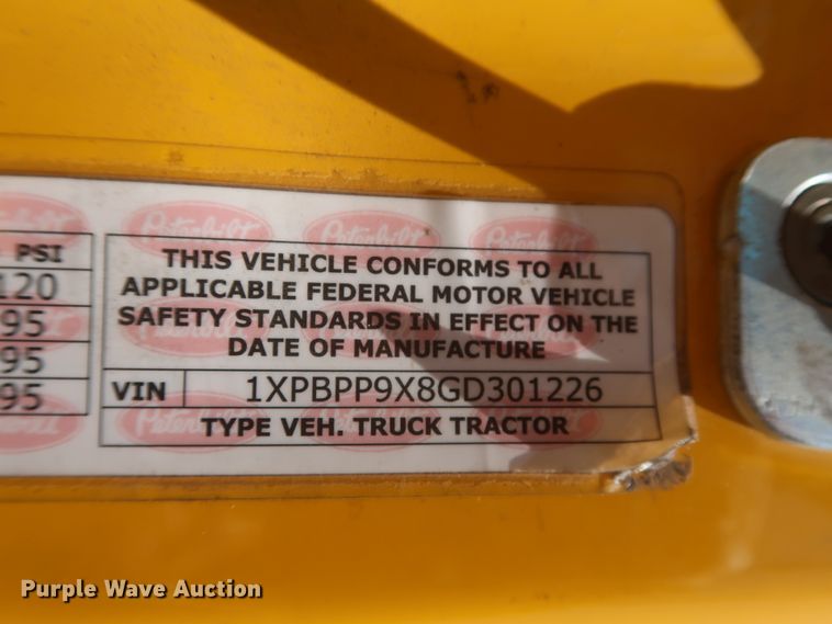 image for item IO9192 2016 Peterbilt 579  semi truck