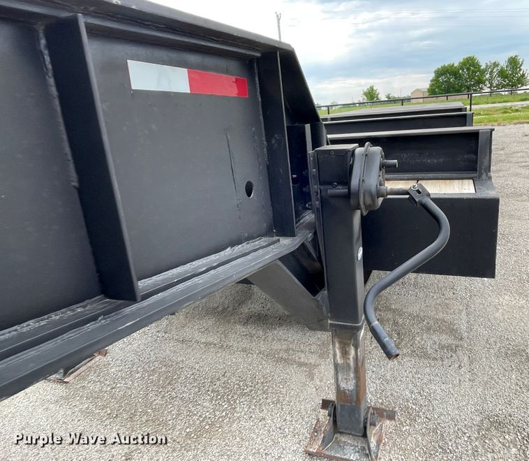 image for item IR9503 1986 Hobbs  drop deck trailer