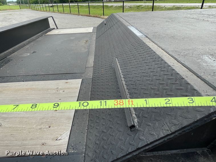 image for item IR9503 1986 Hobbs  drop deck trailer