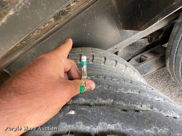 image for item IR9503 1986 Hobbs  drop deck trailer