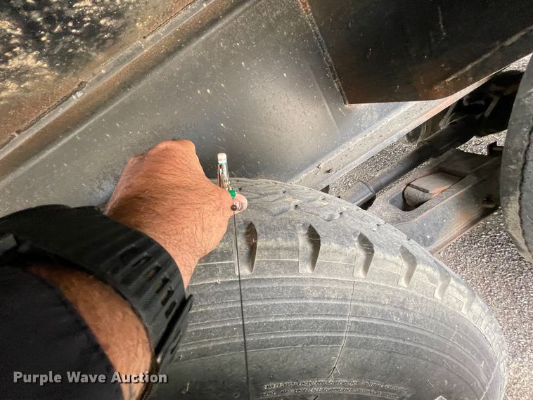 image for item IR9503 1986 Hobbs  drop deck trailer