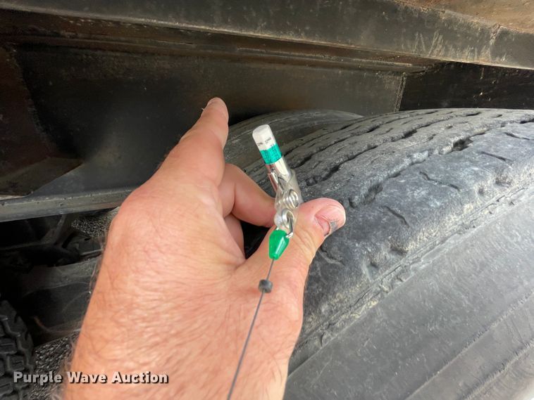 image for item IR9503 1986 Hobbs  drop deck trailer