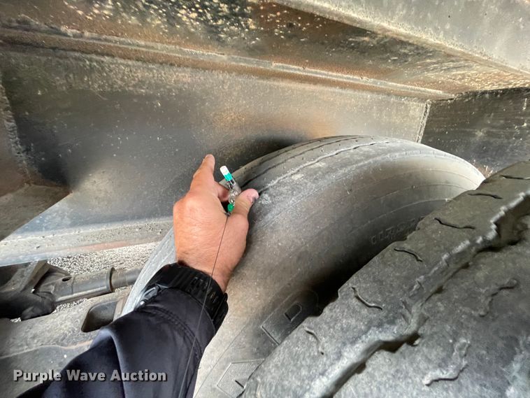 image for item IR9503 1986 Hobbs  drop deck trailer