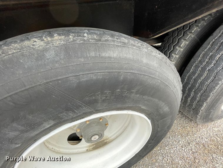 image for item IR9503 1986 Hobbs  drop deck trailer