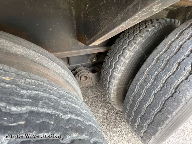 image for item IR9503 1986 Hobbs  drop deck trailer