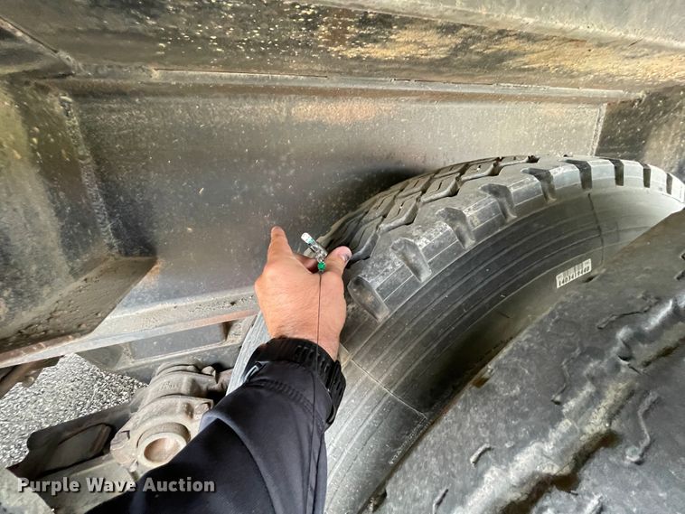 image for item IR9503 1986 Hobbs  drop deck trailer