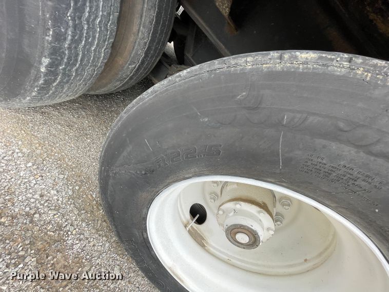 image for item IR9503 1986 Hobbs  drop deck trailer