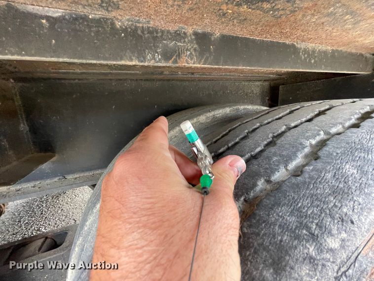 image for item IR9503 1986 Hobbs  drop deck trailer